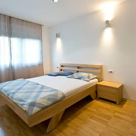 Lone 4* Luxury Penthouse In Center Split