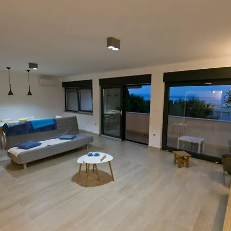 Lone 4* Luxury Penthouse In Center Split