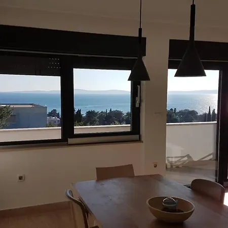 Lone 4* Luxury Penthouse In Center Split